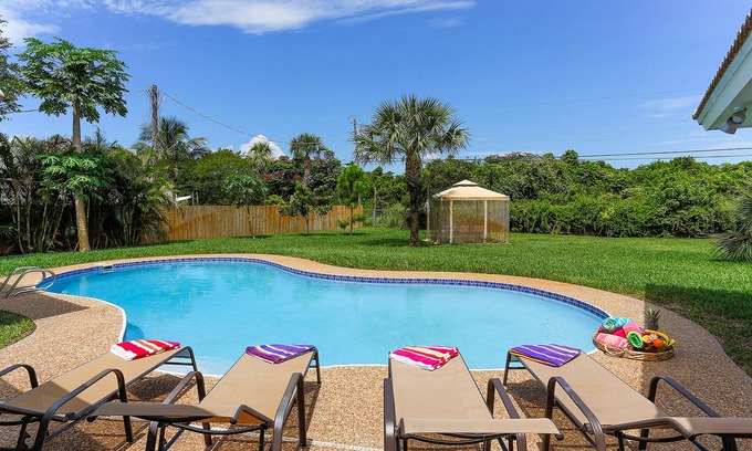Boca Raton House | Boca Oasis: Heated Pool, Sleeps 12, 10 mins 2 beach, Fast 3.5 block walk to Shul