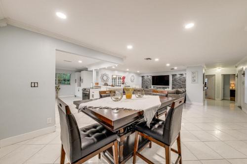 Sandalfoot Cove House | Boca Raton Home Outdoor Kitchen, By Golf Courses