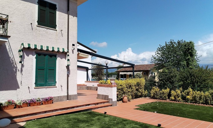 Bocca di Magra Apartment | Bocca di Magra semi-detached house with large terrace