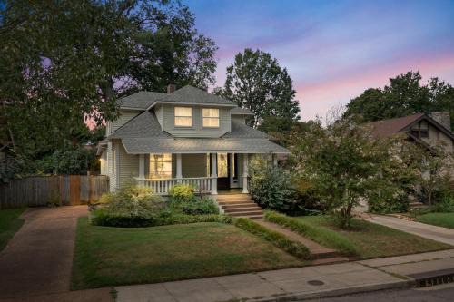 Evergreen House | Bocce Ball~ Hot Tub~Putt Putt ~Fire Pit