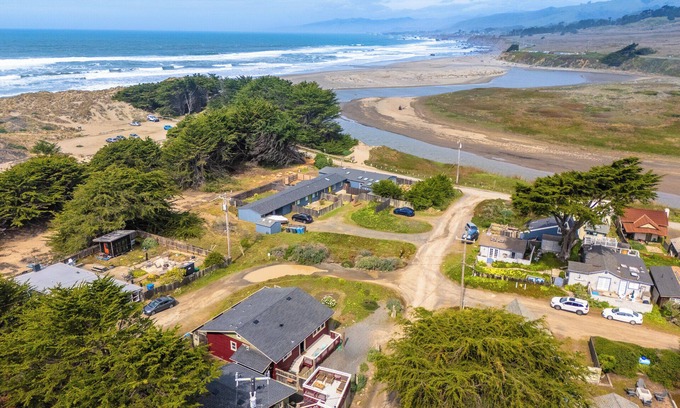 Salmon Creek House | BodegaBreeze:Magical Walk to Beach!Home+Studio!FUN inHomeBodega Bay!HtTb/WiFi