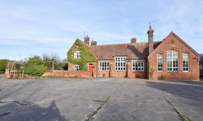 Holt House | Bodham Halls - green door - 5 bed