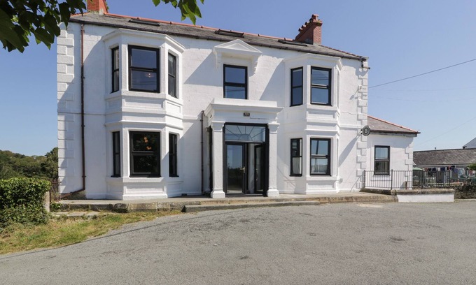 Bodorgan Cottage | BODORGAN INN, pet friendly, with hot tub in Niwbwrch (Newborough)