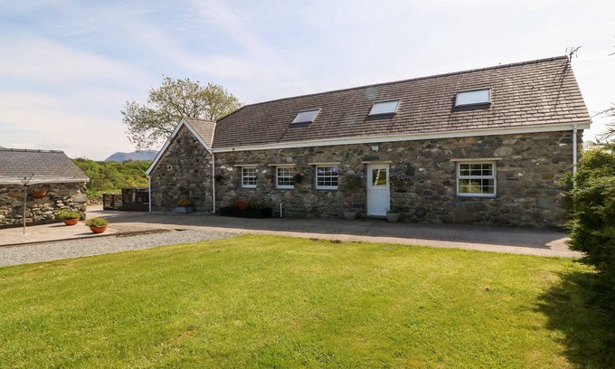 Pont-rug Cottage | BODRUAL COTTAGE, family friendly, with hot tub in Caernarfon