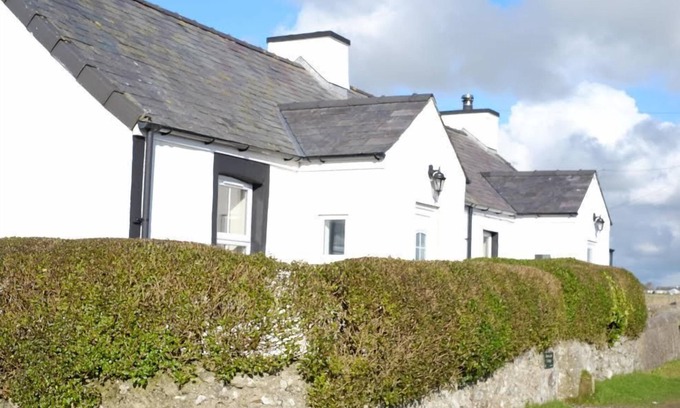 Ty Croes Apartment | Bodwarren - a ground floor bedroom that sleeps 4 guests in 2 bedrooms