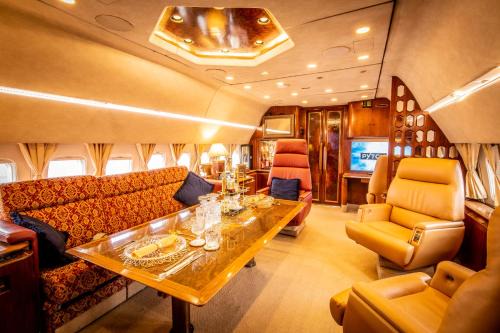 Hanham Boat Rental | Boeing 727 Airliner Private Jet