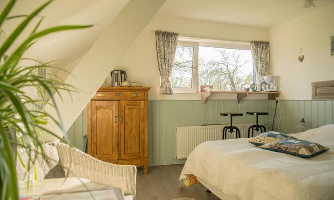 Onstwedde Bed & Breakfast | boerderijkamer Korenbloem