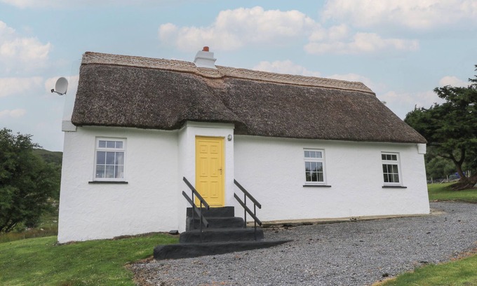 Oughterard Cottage | BOFIN, pet friendly, with open fire in Oughterard, County Galway
