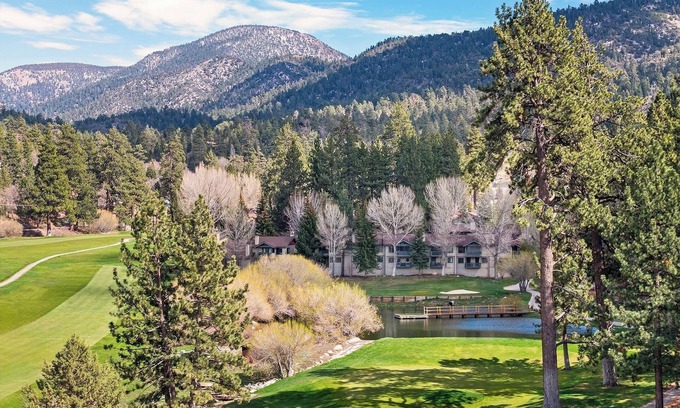 Big Bear Lake Cabin | Bogey Bear Inn: Magnificent Views of the Golf Course! Walking distance to Bear Mtn!