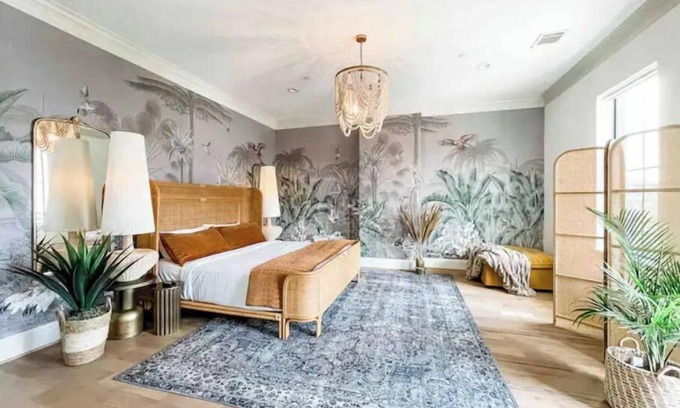 Neartown House | Boheme Haus ·Award-Winning Designer Luxury for 12· Montrose ·3200sqft Elevator
