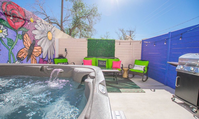 South Broadway House | Bohemian Chic an Eclectic Escape+Hot Tub+Pet Friendly+No Pet Fee!