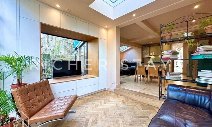 North Kensington Apartment | Bohemian Notting Hill Apt | Garden & Amenities