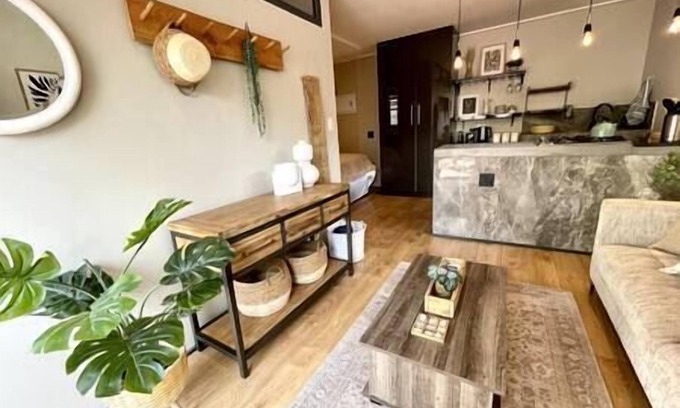 Die Boord Apartment | Bohemian Private Flat, Aircon, Secure Parking