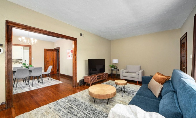 Cleveland Apartment | Bohemian Retreat ~ 15 min to Downtown~ 8 min to Cleveland Clinic