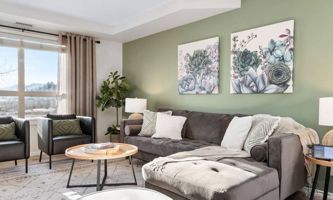 East Kootenay Apartment | Bohemian Wishes | Lake View | Pool | Hot Tub