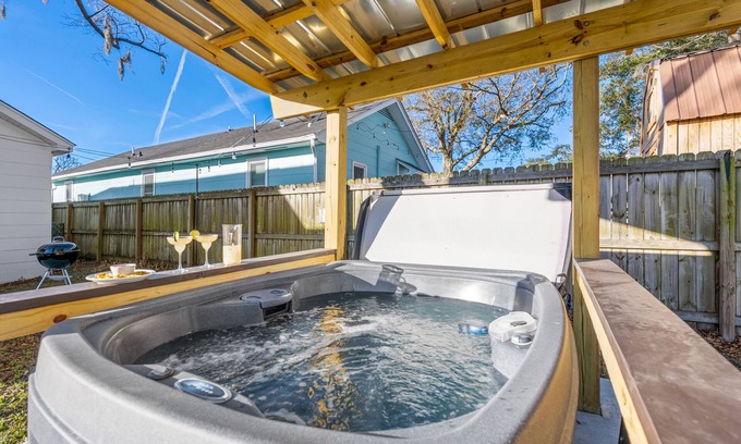 North Charleston House | Boho Bliss: Hot Tub Haven Near Great Dining