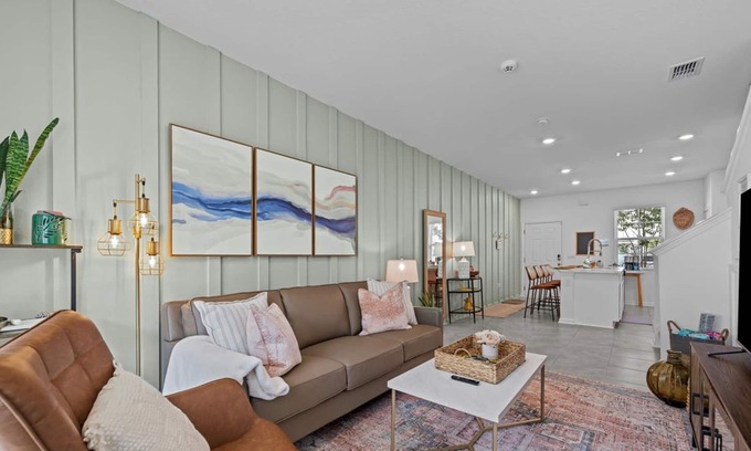 Baymeadows House | Boho Breeze | Centrally located home in Jacksonville with resort amenities