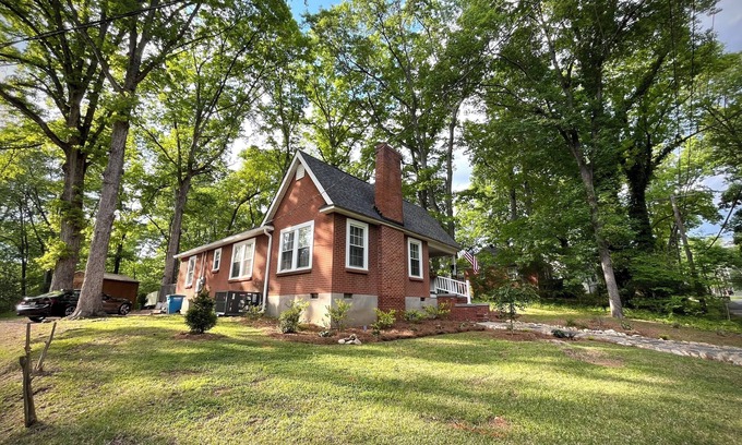 Fort Mill House | Boho Bungalow - 4 King Beds - Heart of Fort Mill