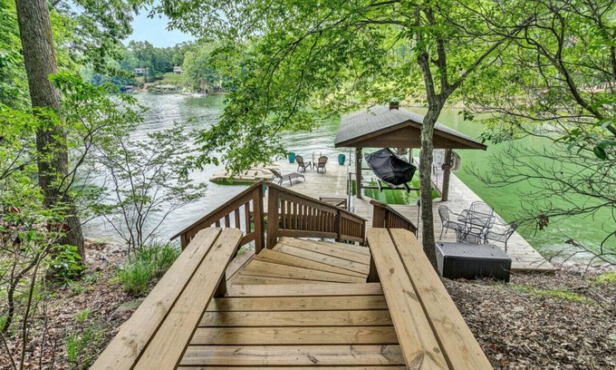 High Point House | Boho Bungalow- Chic cabin with great private deck , dock and fire pit