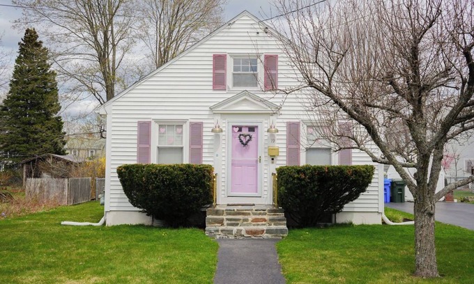 South Portland House | Boho bungalow with designer touches 10 minutes to beaches and downtown Portland
