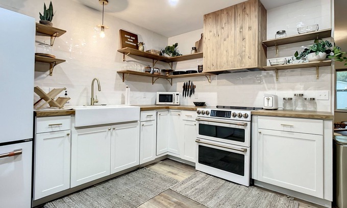 Orange City House | Boho Cottage by Blue Springs- 3 Bedrooms- 6 guests