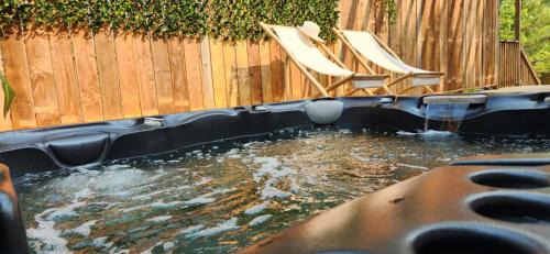 Crystal Beach House | Boho Cottage - Hot tub and close to Beach