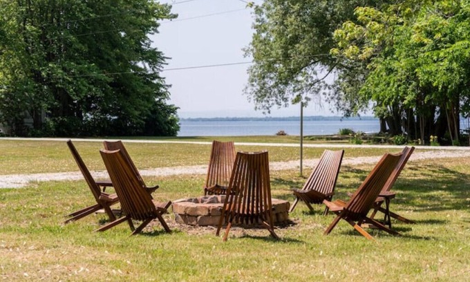 Alburg Cottage | Boho Cottage with Stunning Lake Viewsn