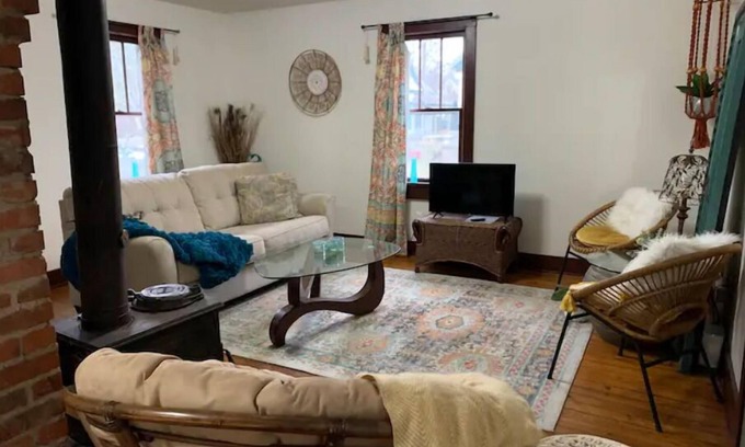 Bloomington House | Boho Garden Bungalow: Walk to Lotus Fest Special!
