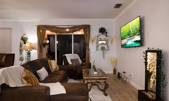 Westminister House | Boho Gator Lux 2 Ft. Myers
