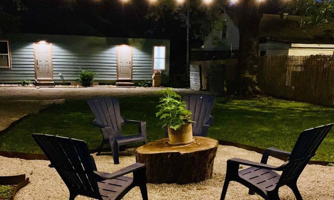 East Memphis Apartment | Boho Groove - urban studio with relaxing backyard