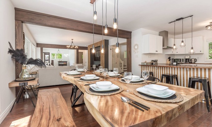 Humphrey Cottage | Boho Lakehouse Muskoka Family Retreat Sleeps up to 15