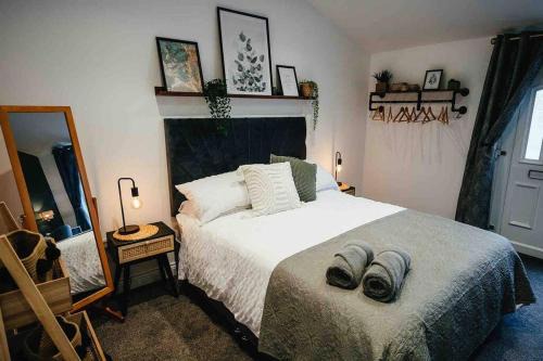 Shoscombe Apartment | Boho Loft in Somerset - Private Parking
