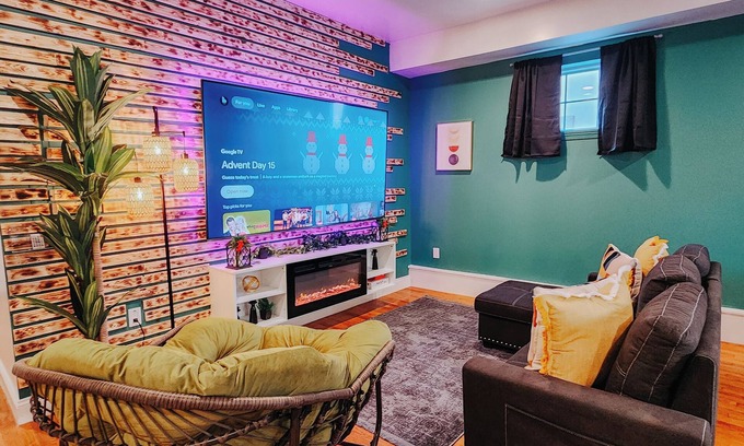 West Poplar Apartment | Boho Luxe/3 King Beds/Pool Table/85" TV