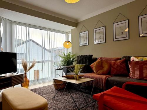Southampton City Centre House | Boho Modern Entire House in Southampton - Sleeps 13 - 5 Bedrooms - 7 Beds - Overlooking the original city walls -walking Distance to the city centre & Cruise Terminals - Private garage