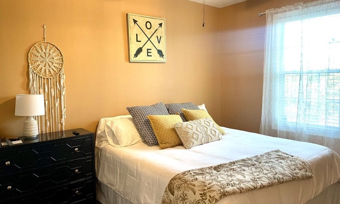 Rehoboth Beach Condo | Boho Rehoboth condo-2bd/3.6mi to Beebe/.5mi outlets/walk to coffee!