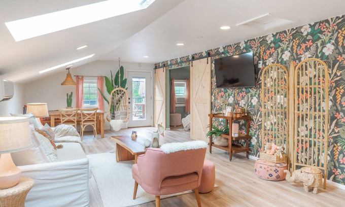 McNeil House | Boho Retreat w/Large Patio-15 min to Q2 Stadium & Domain
