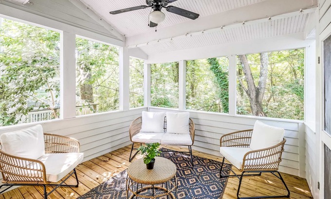 Davidson House | Boho Retreat | Walk Downtown Porch + Monitor