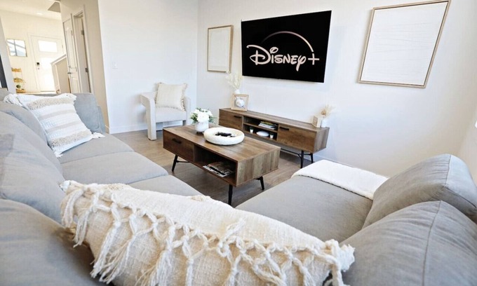 Northwest Edmonton House | BoHo Retreat with King Beds|Golf|Disney+|Near WEM