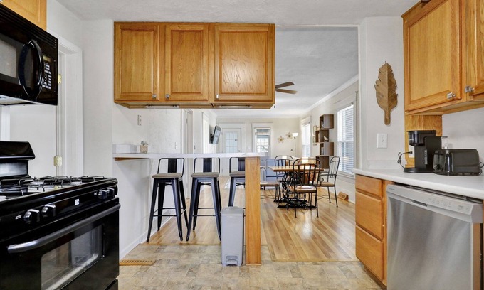 Lansing House | Boho - Retro Style in Lansing - 10 minutes to MSU's Campus