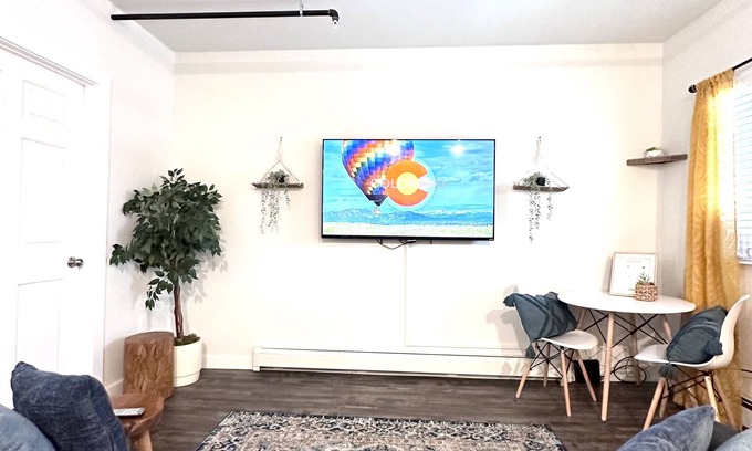 Scenic Heights Apartment | ⛰️Boho Studio⛰️ Close to Denver, Luxury King Bed, short walk from Scenic views!
