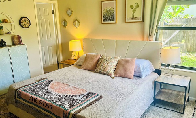 Palm Valley House | Boho-Style 2 Bed 2 Bath - 5 Mins From The Beach - Fenced In Yard - Pet Friendly