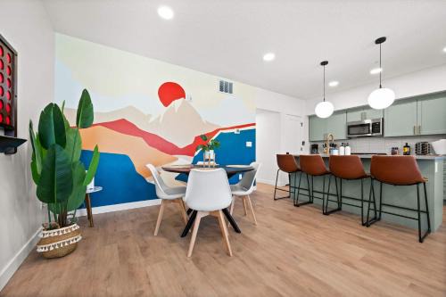 People's Freeway House | Boho Vibe Townhome King Bed Garage SLC