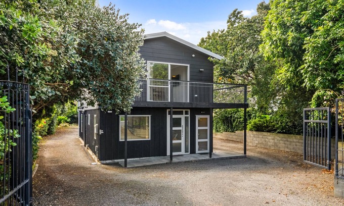 Paraparaumu House | Bold Beauty – Paraparaumu Upstairs Holiday Unit