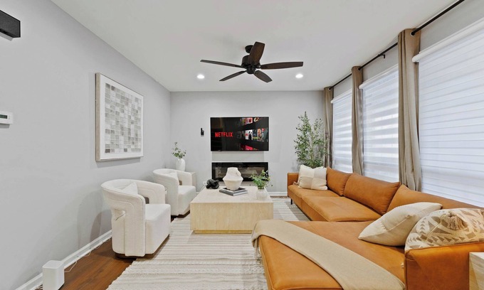Bolingbrook House | Bolingbrook 4B 2ba Sleeps 8| LCP Collection