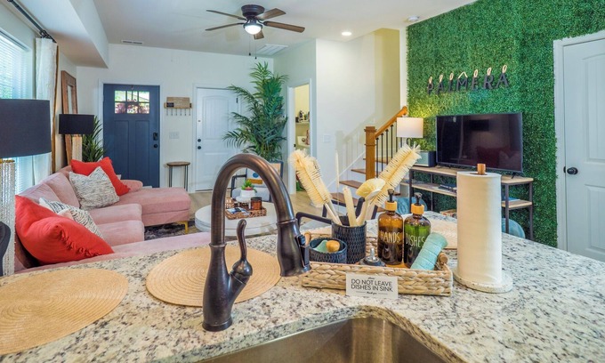 Graysville House | 𝔹𝕆𝕄𝔹𝕆𝕄 Entire townhome near MALL