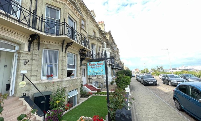Lowestoft House | Bon-Ami