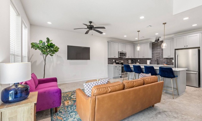 Lafayette House | Bon Temps House*2 KING Beds*Sleeps 6*Book Now!