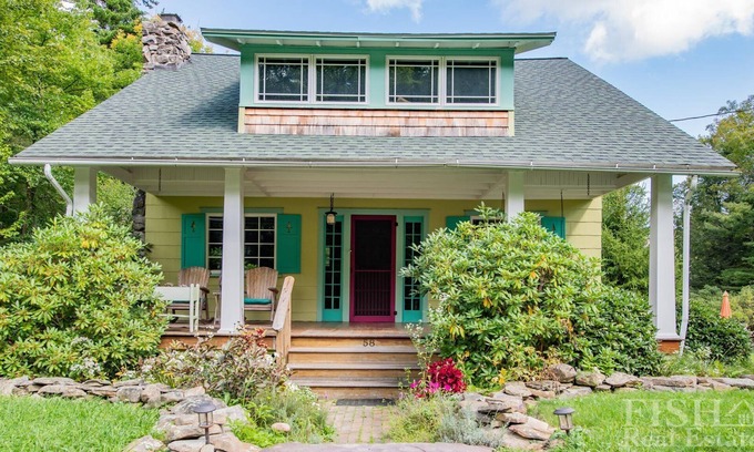 Eagles Mere Cottage | "Bonita's Bungalow" is a stone throw away from the center of town in Eagles Mere