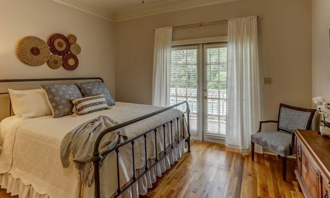 Nesbit House | Bonne Terre Inn Dogwood Room