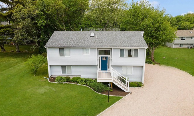 Bonnet Shores House | Bonnet Shore House 4 mi. to Narragansett Town Beach, 20 minutes to Newport, A/C